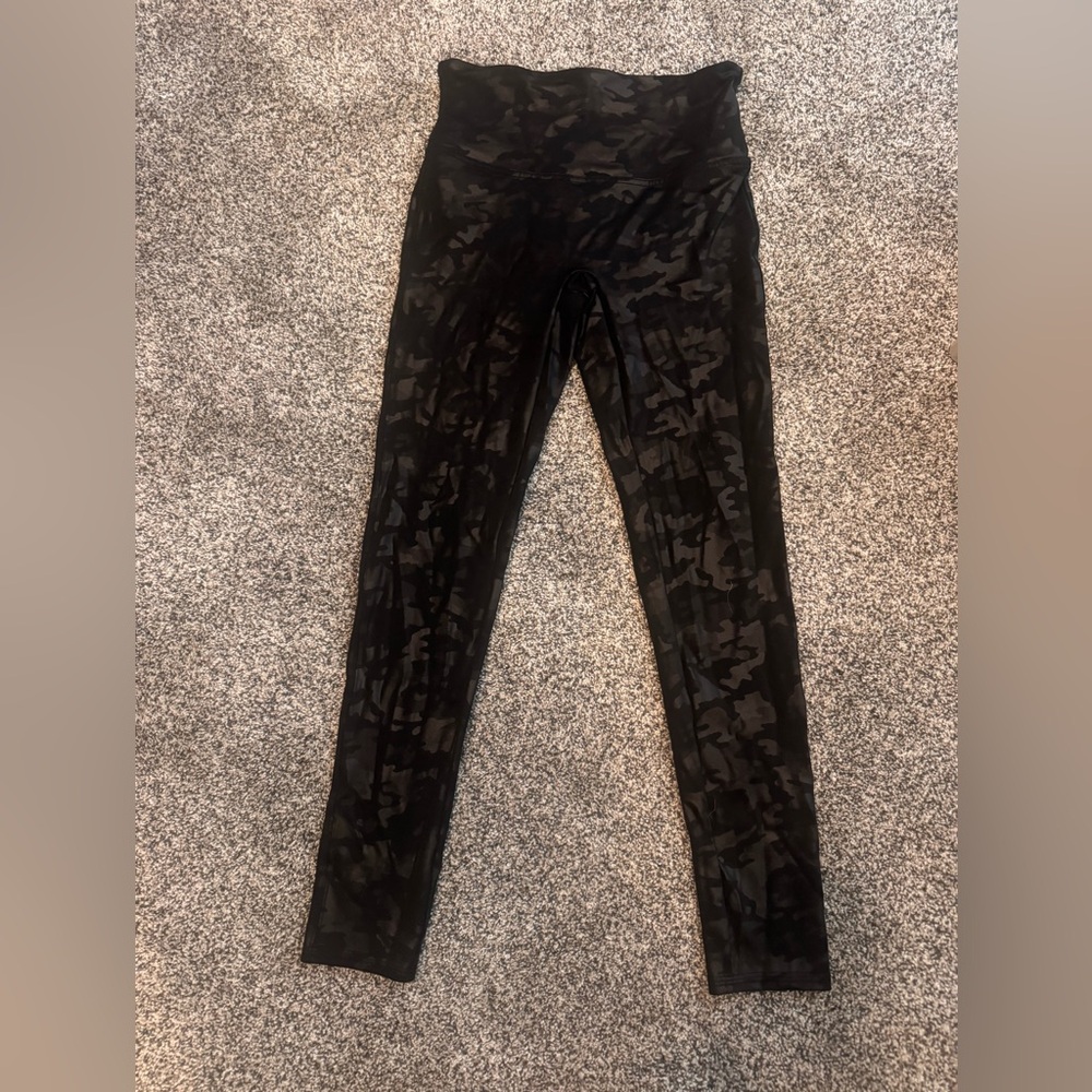 SPANX Faux Leather Matte Black Camo Leggings - Medium Petite